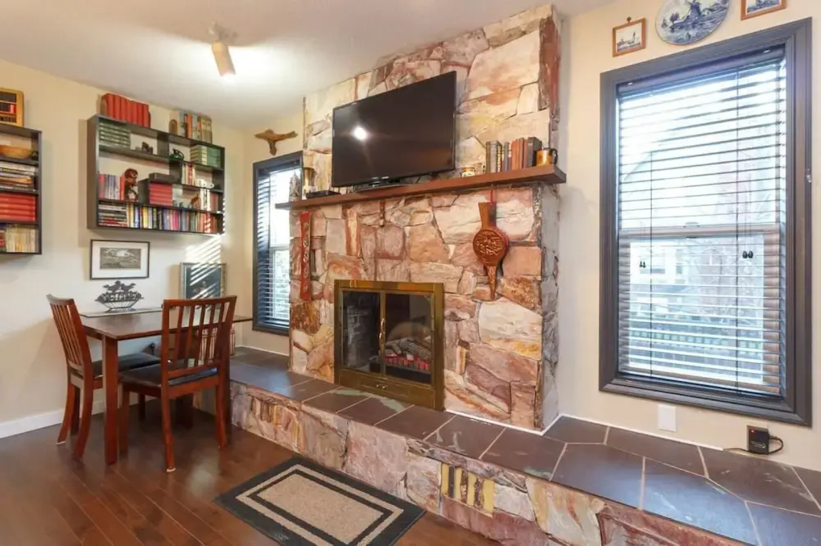 Cole's Bay Vacation Retreat Library Room