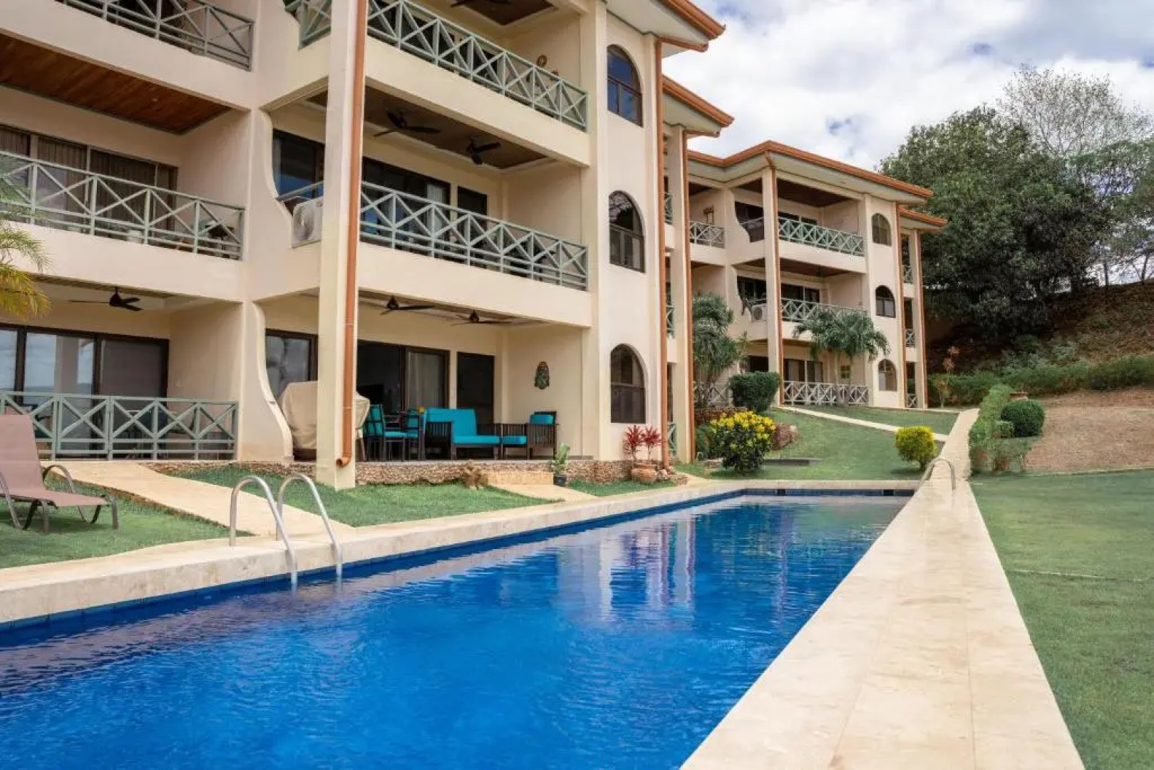 Flamingo Marina Resort 523, Flamingo 2-Bedroom Beachfront Condo with Pool