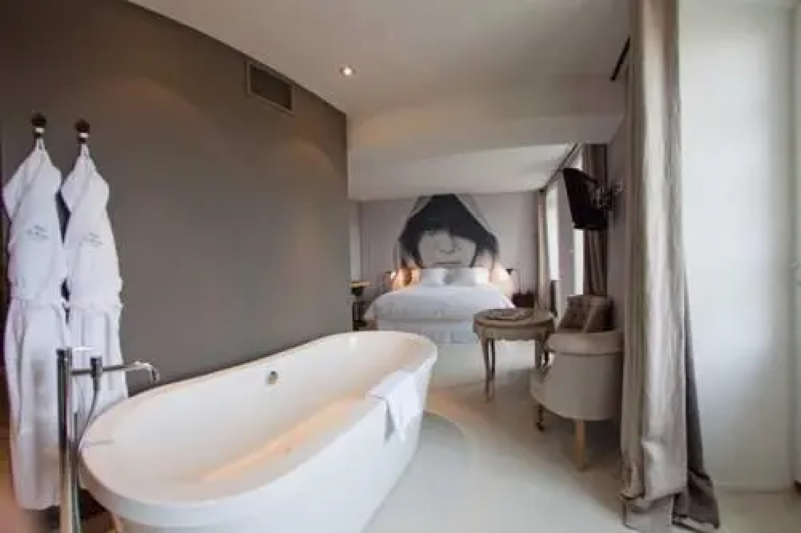 Lhostellerie de la Pomarède et le Presbytère