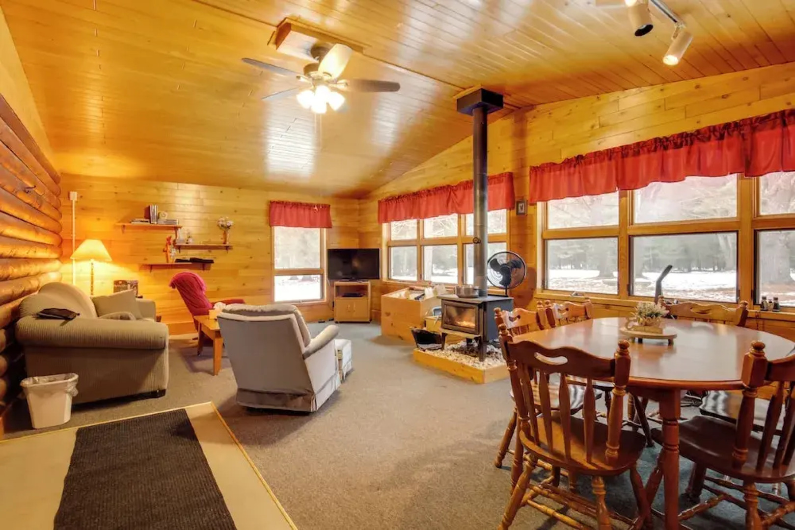 Family Gem Near the Chain of Lakes in Eagle River!