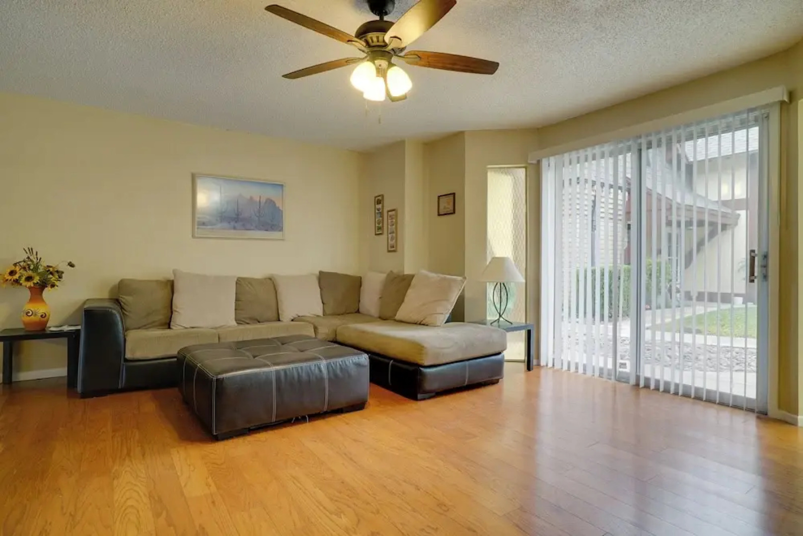 Cozy El Paso Condo w/ Patio ~ 7 Mi to Dtwn!