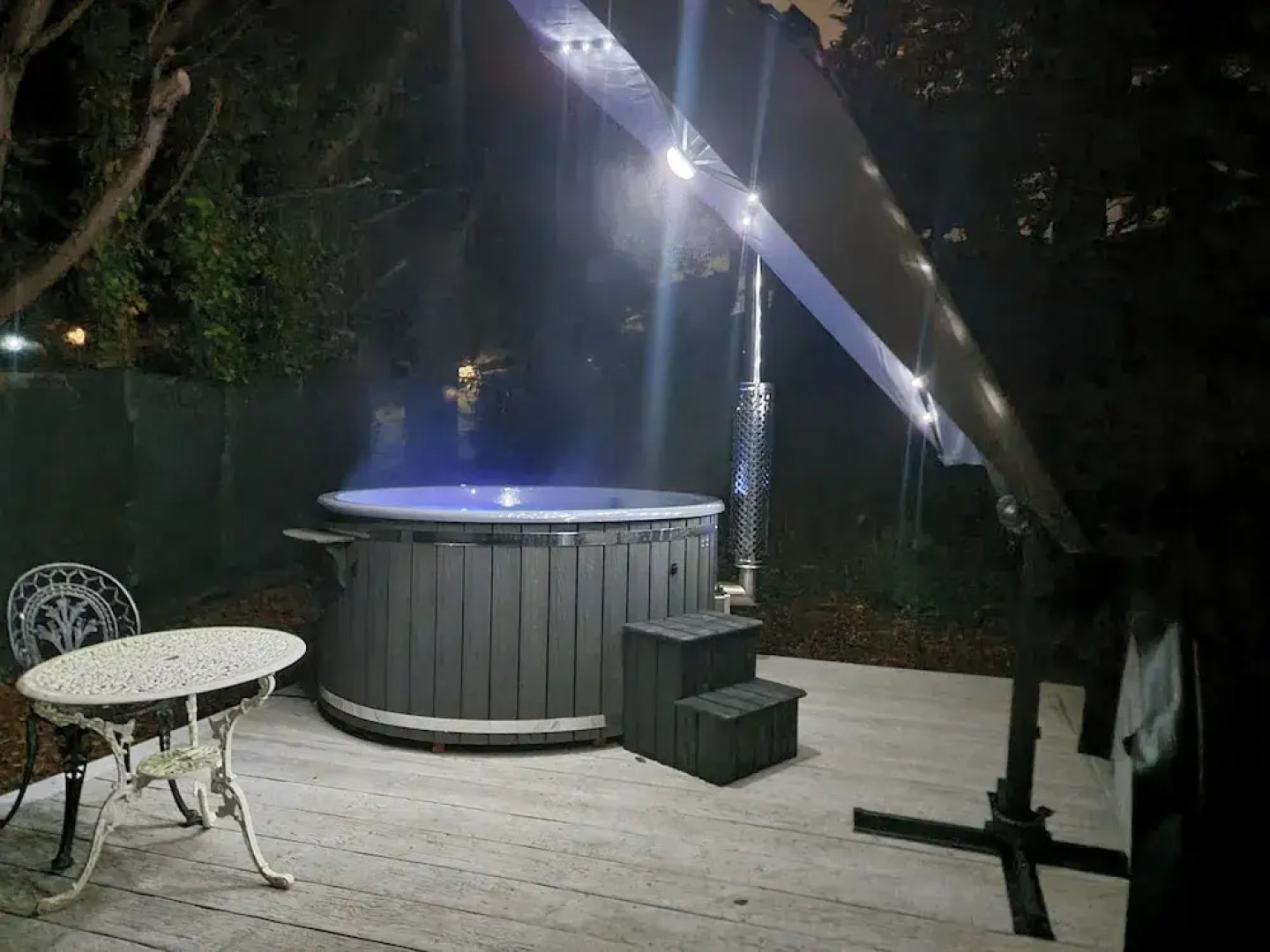 Cozy Cabin With Hot Tub Retreat in Anglesey