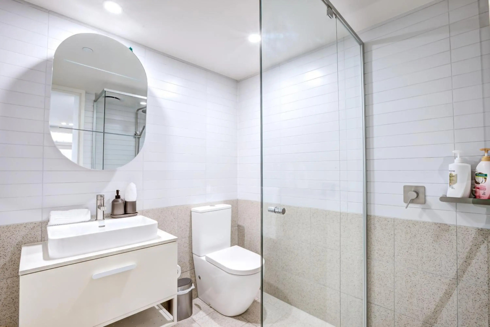 The Hamptons - Lux 2 Bed 2 Bath, Pool - Central Location