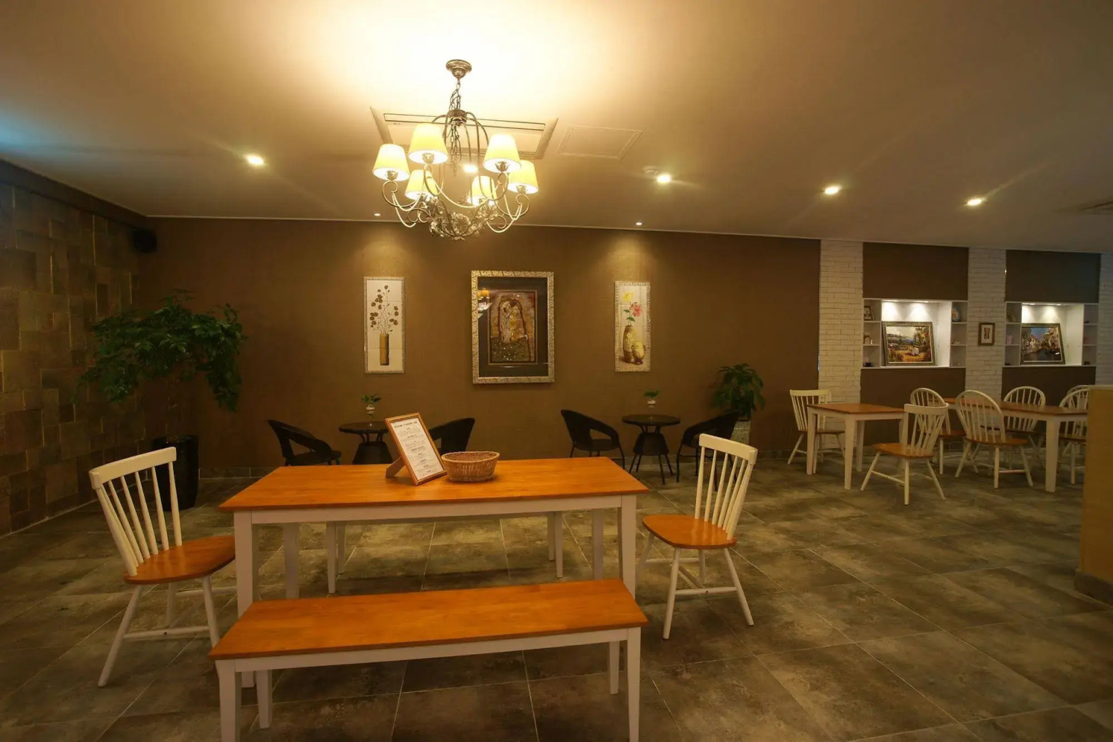 Orange Tree Hotel & Cafe