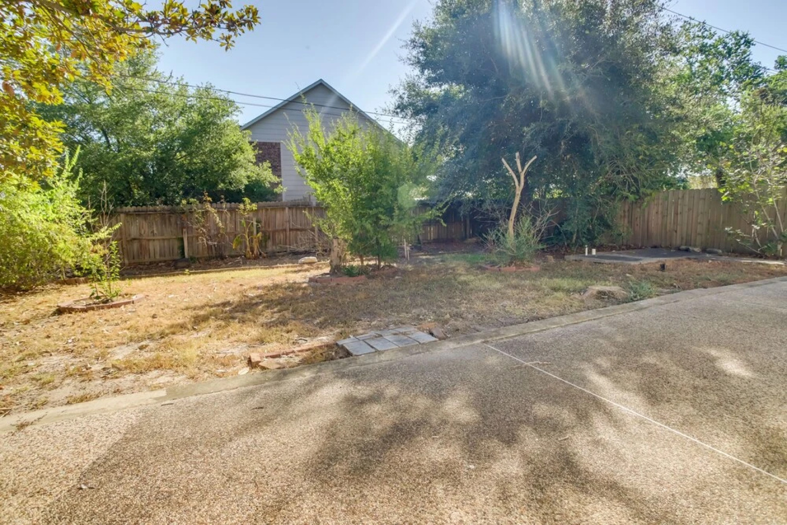 Minimalist Spring Vacation Rental w/ Fireplace