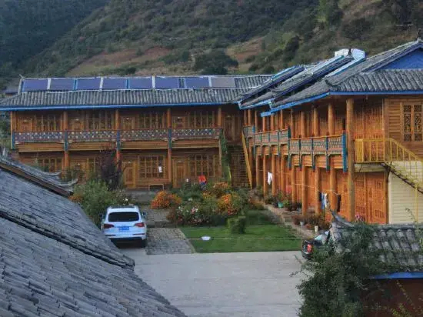 Lugu Lake Hualou Hotel