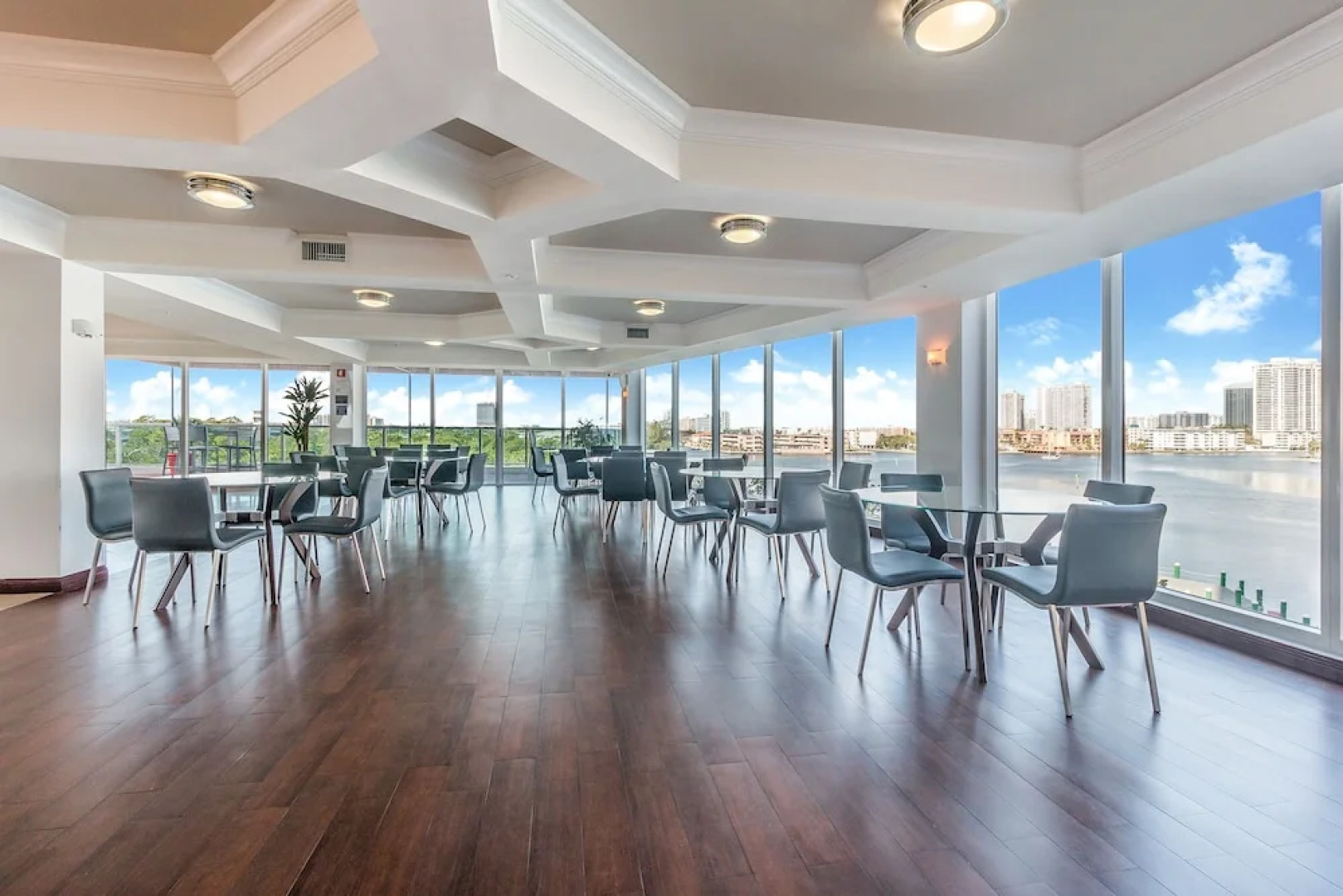 Churchill Suites Intracoastal Yacht Club