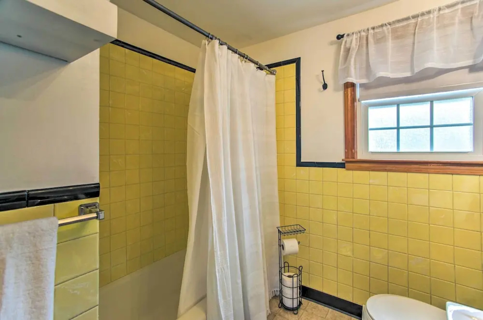 Traditional Cape Cod Cottage: Walk to Beach!