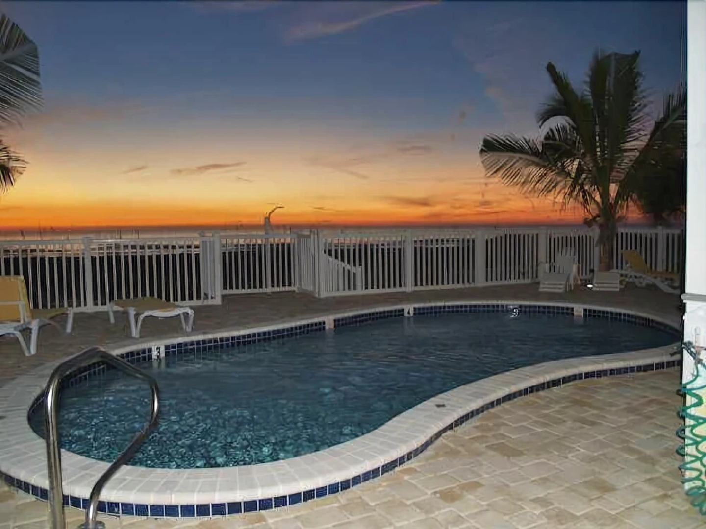 Sunset Villas 4 Awesome Views/2 Balconies/pool/deck/bbq!