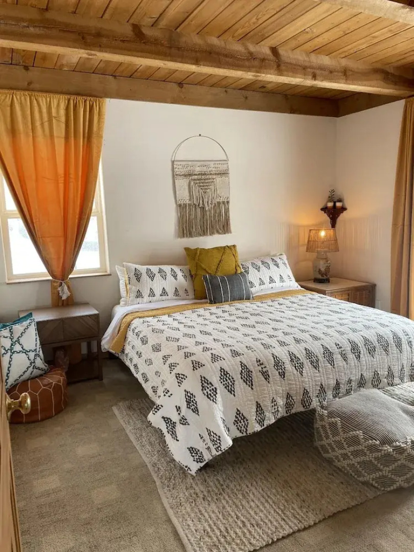 Pet Friendly Downtown Green Cabin Haven