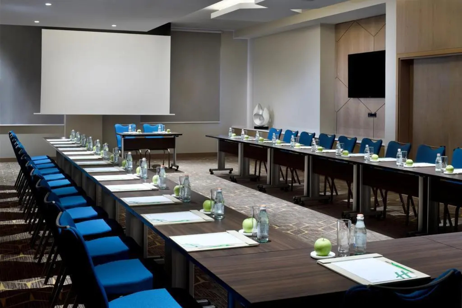 Отель Holiday Inn & Suites Dubai Festival City an IHG