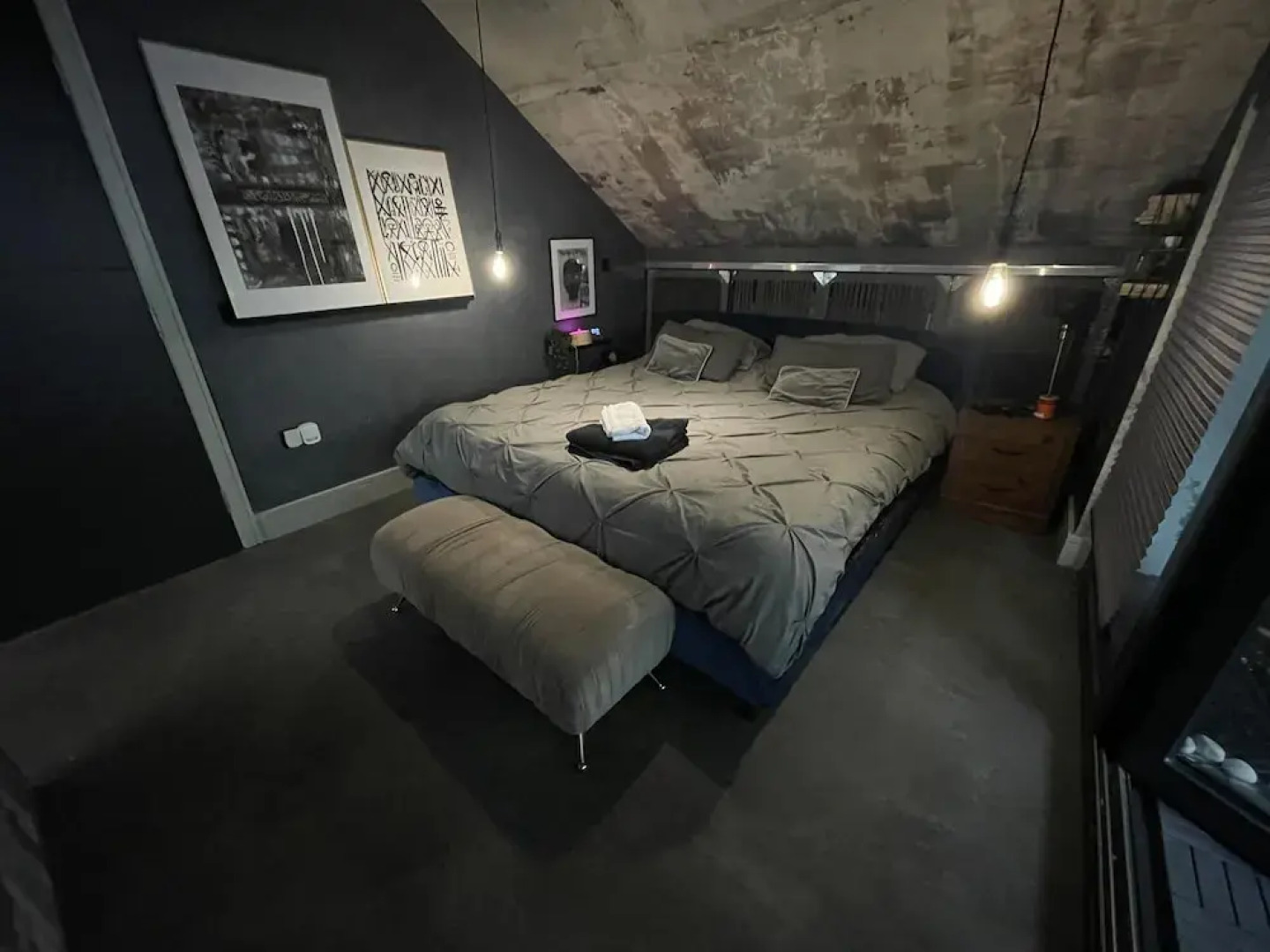 Artsy Retreat - Sleeps 8, Free Parking & Balcony