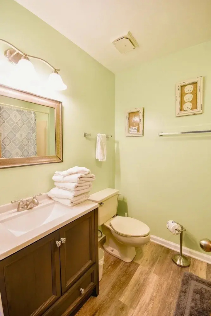 Hermitage 1g 2 Bedroom Condo by RedAwning