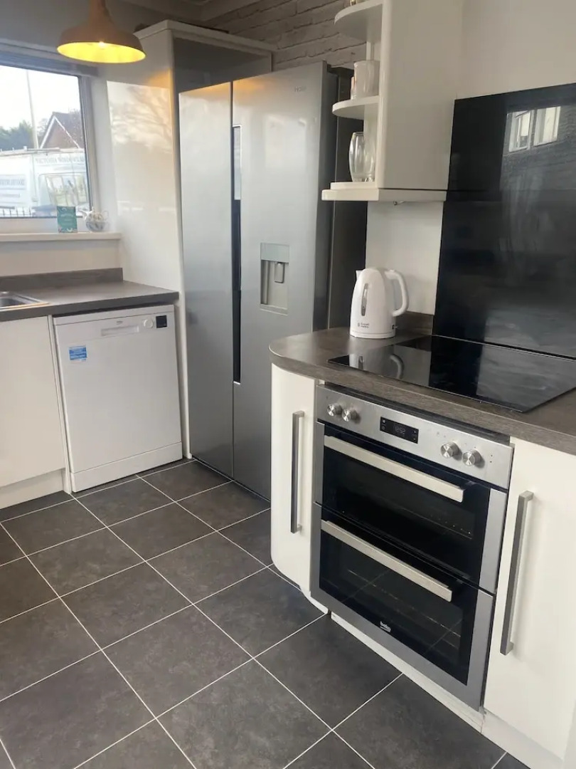 3 Bedroom House, Hot Tub,torbay, Sleeps 6, Parking