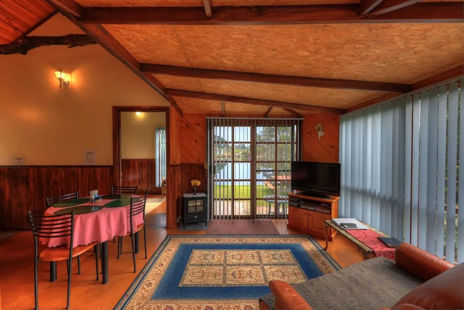 Stanley Lakeside Spa Cabins