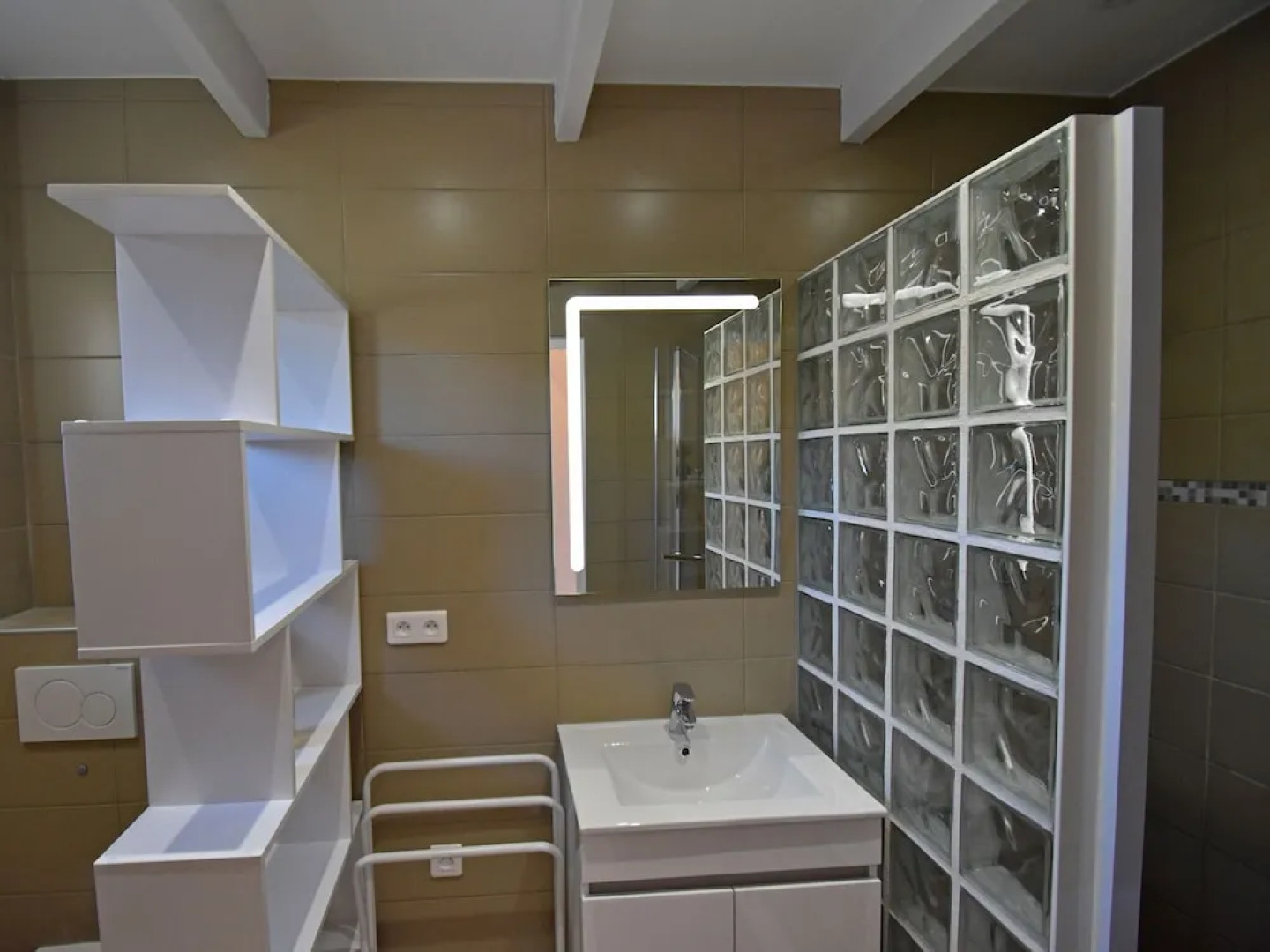 Villa. Near Callian Centre. Private Terrace. Private Garden. Boules Court