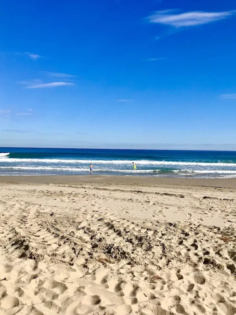 2-bed Apartment 10 min Drive to the Beach!