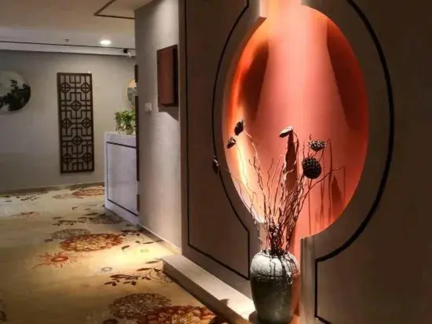 Junyue Baihe Theme Hotel