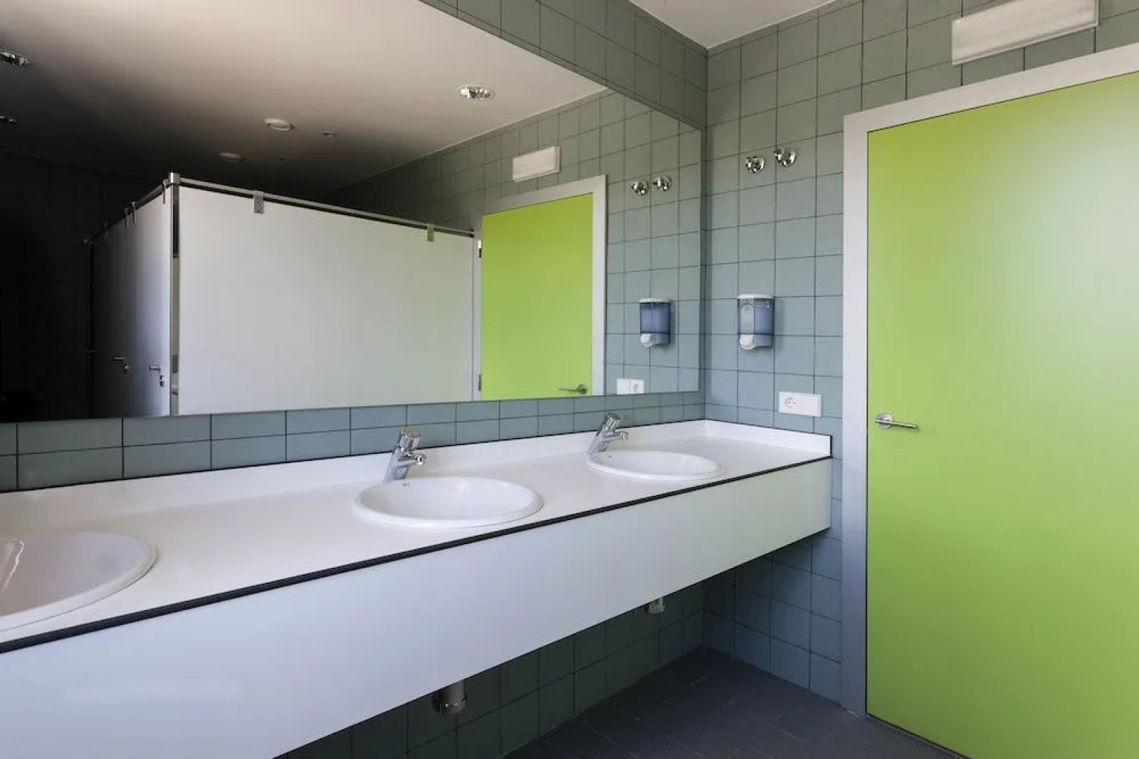 Youth Hostel Non Stop Inn by IrriSarri Land