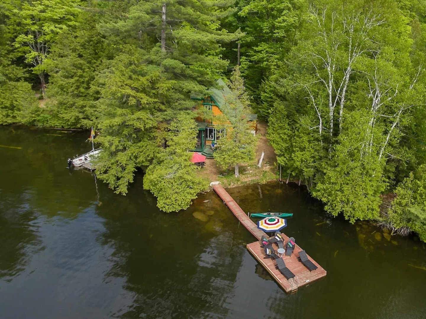 Stornoway is a Gorgeous cottage just 5 ft from White Lake!