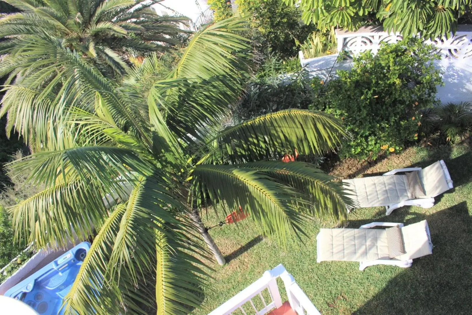 Villa in protected space in front of the sea