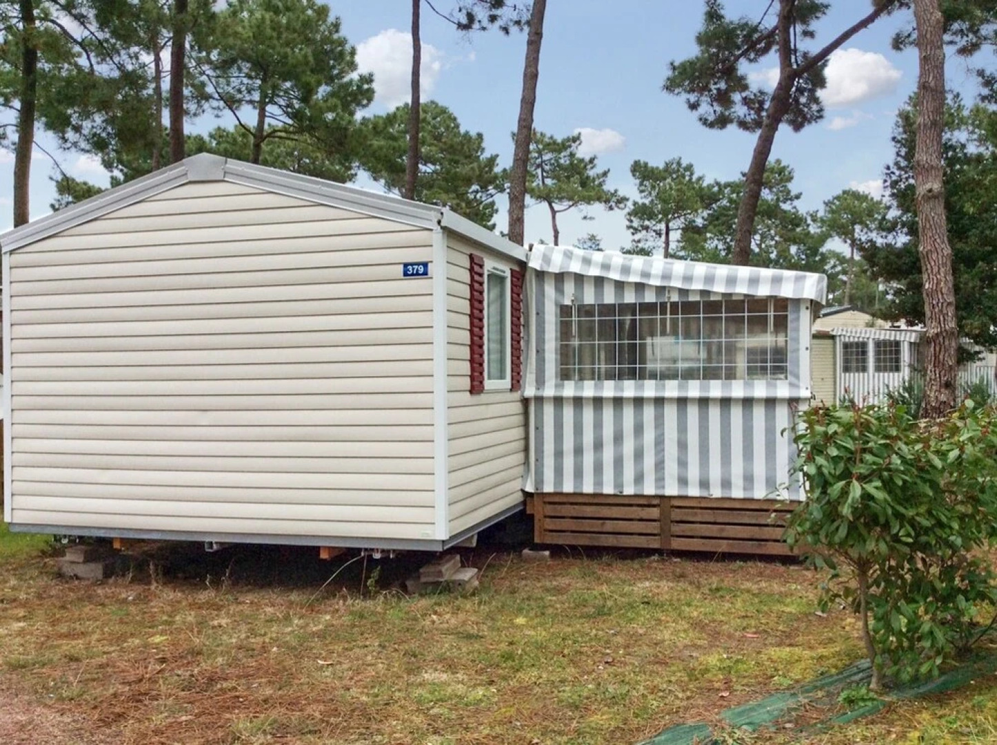 Bungalow With 3 Bedrooms in Les Mathes, With Pool Access and Furnished