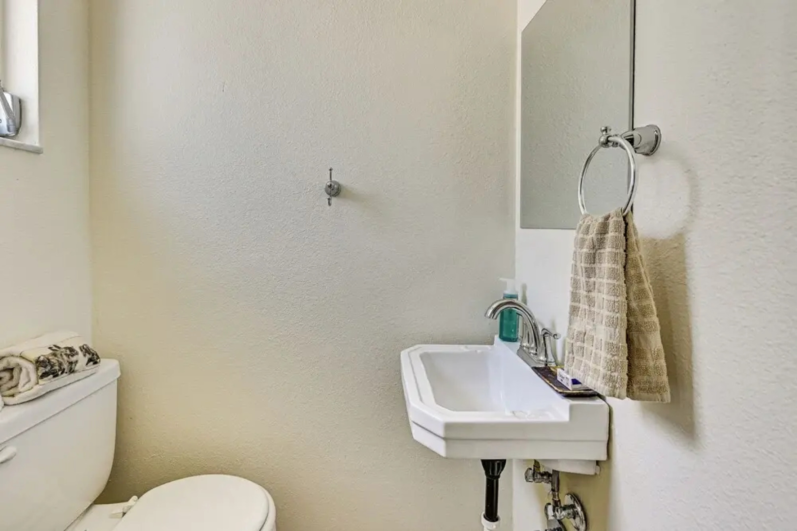 Swim, Fish & Relax: Port Richey Gem w/ Yard!