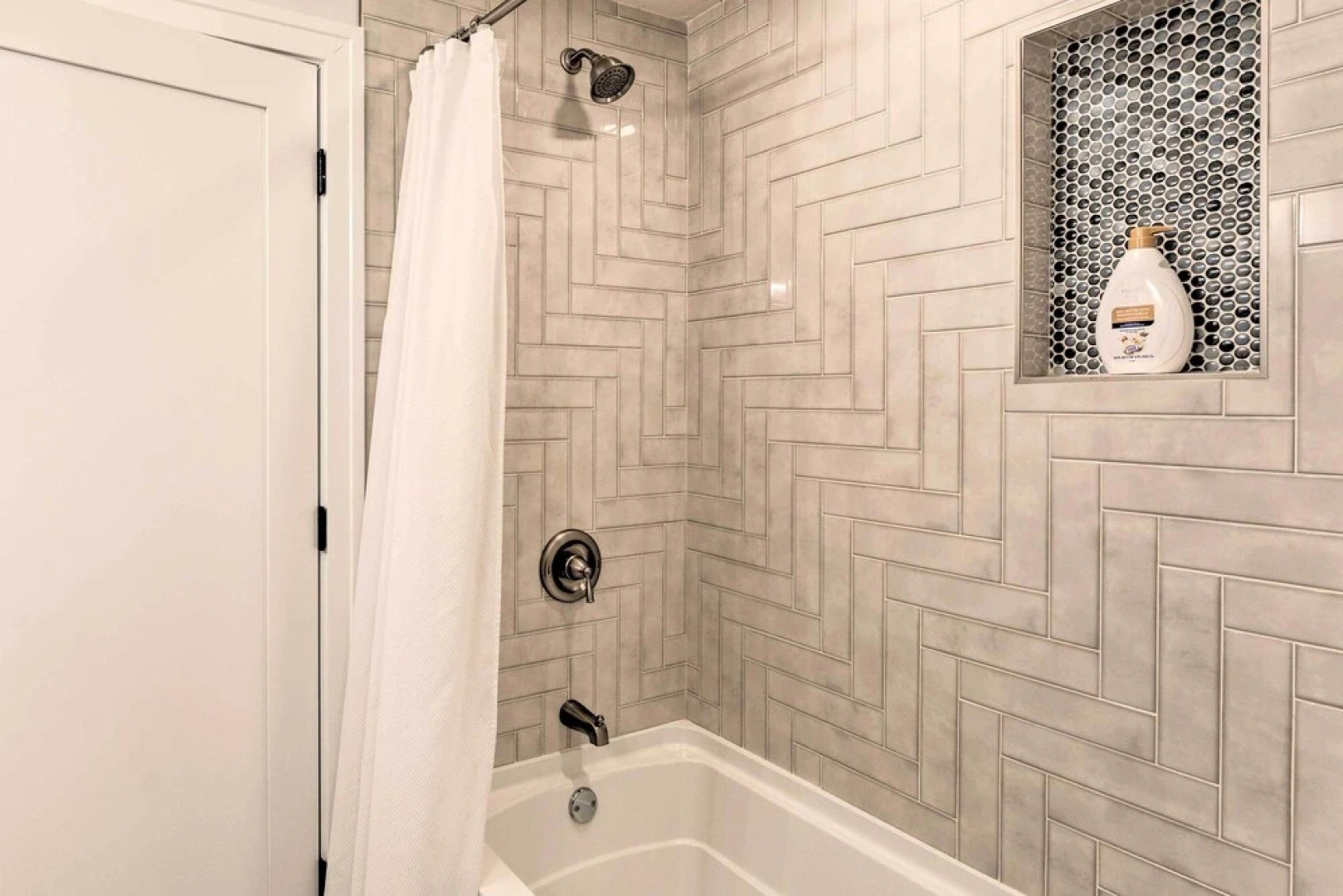 Fantastic House: Balcony, Steps to Lake Como!