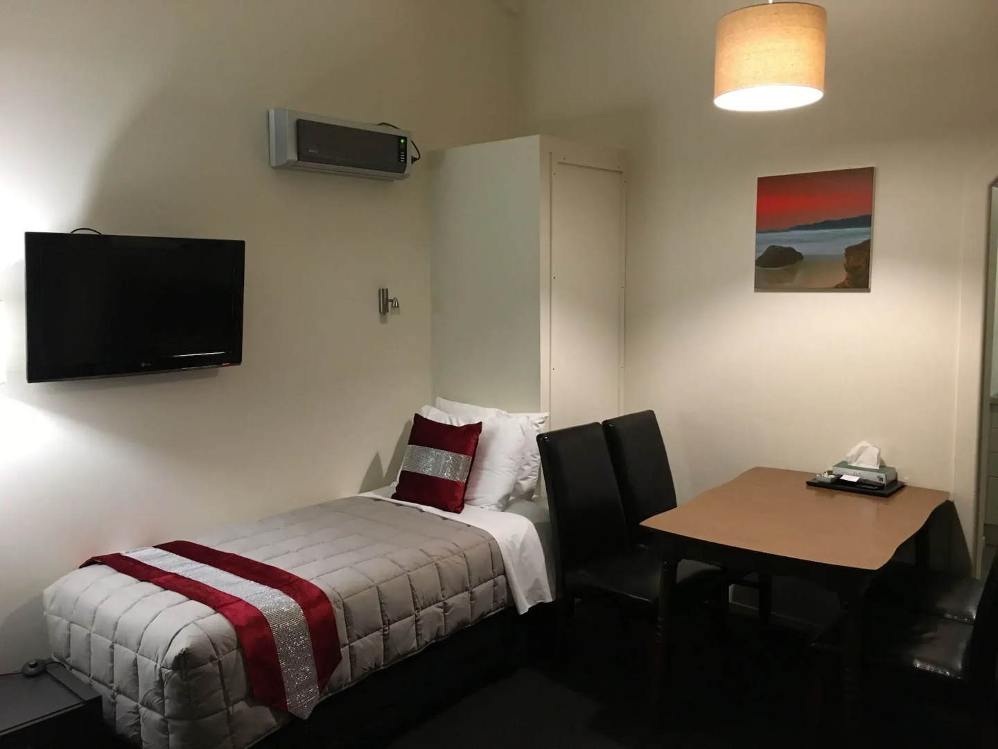 Colonial Lodge Motel