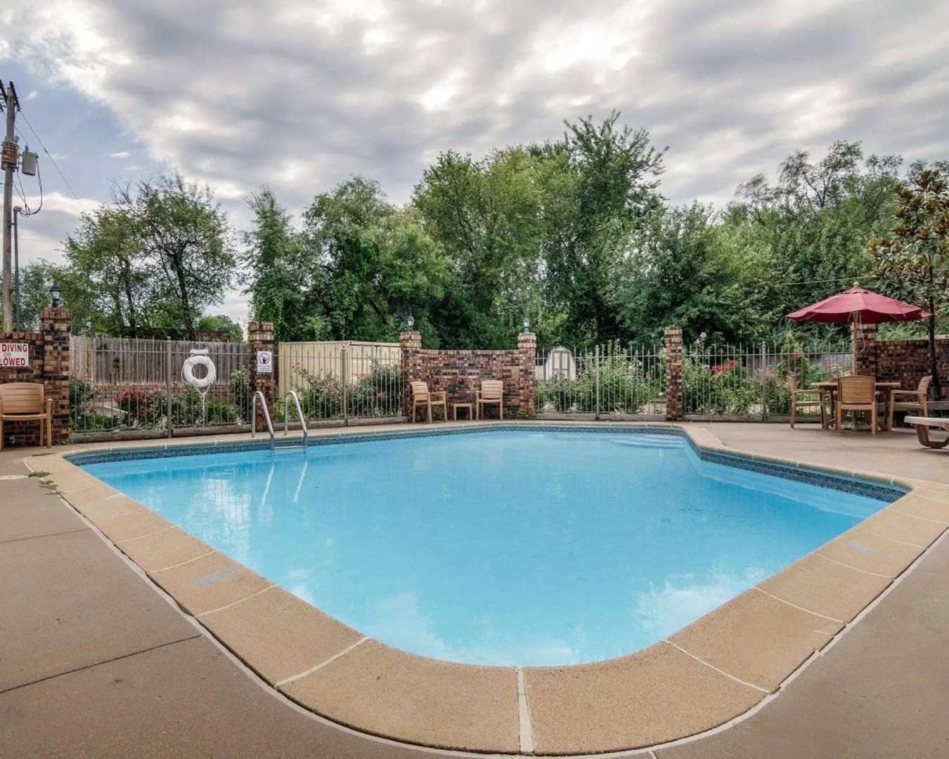 Econo Lodge University