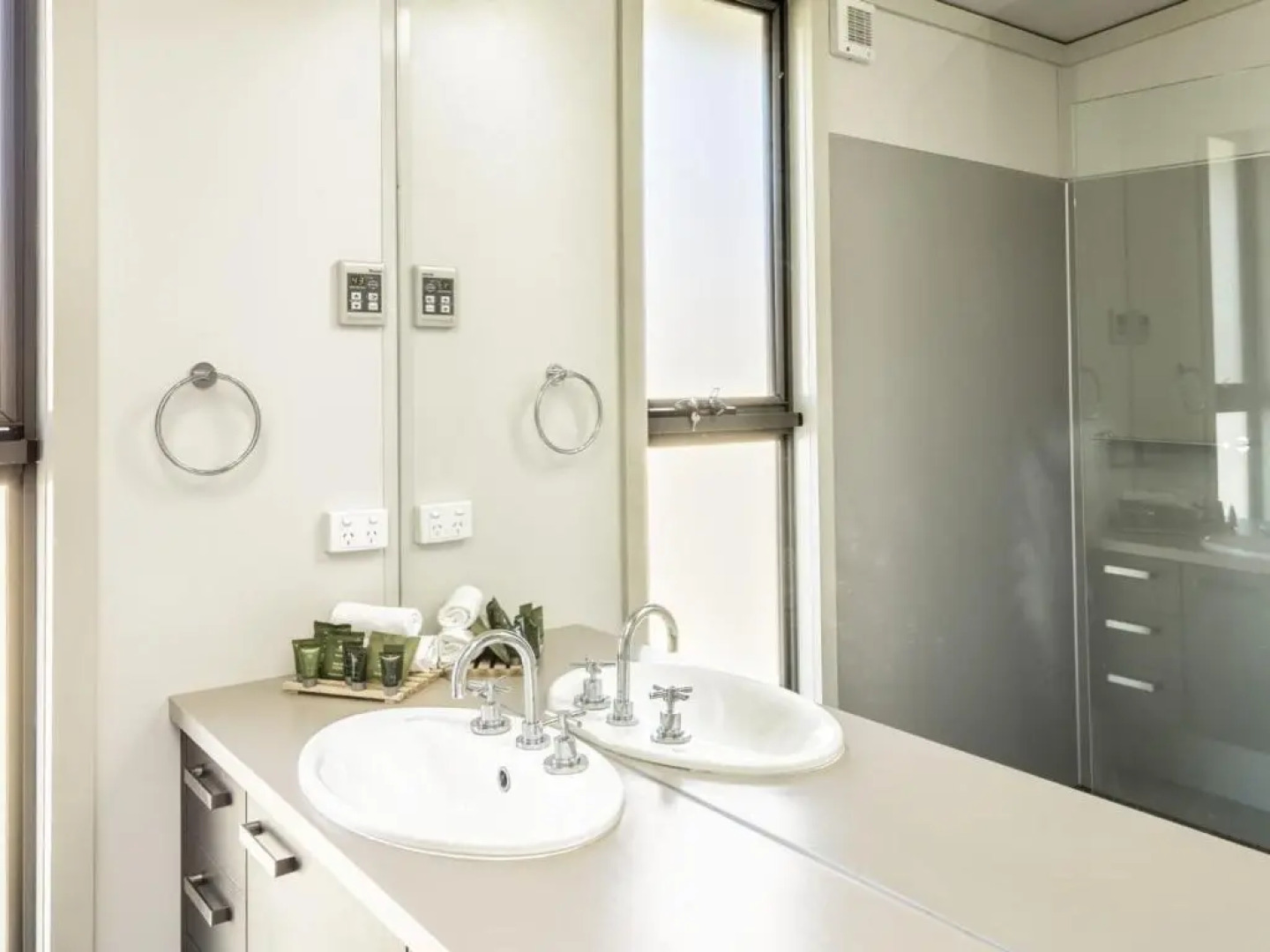 Ecocrackenback 19 'Sustainable, luxurious chalet close to the slopes.'