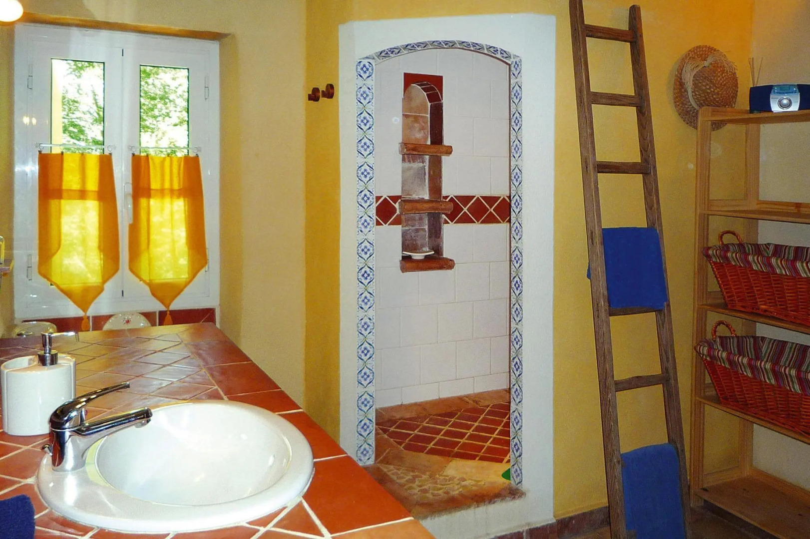 Cozy Noves Home With Pool Access