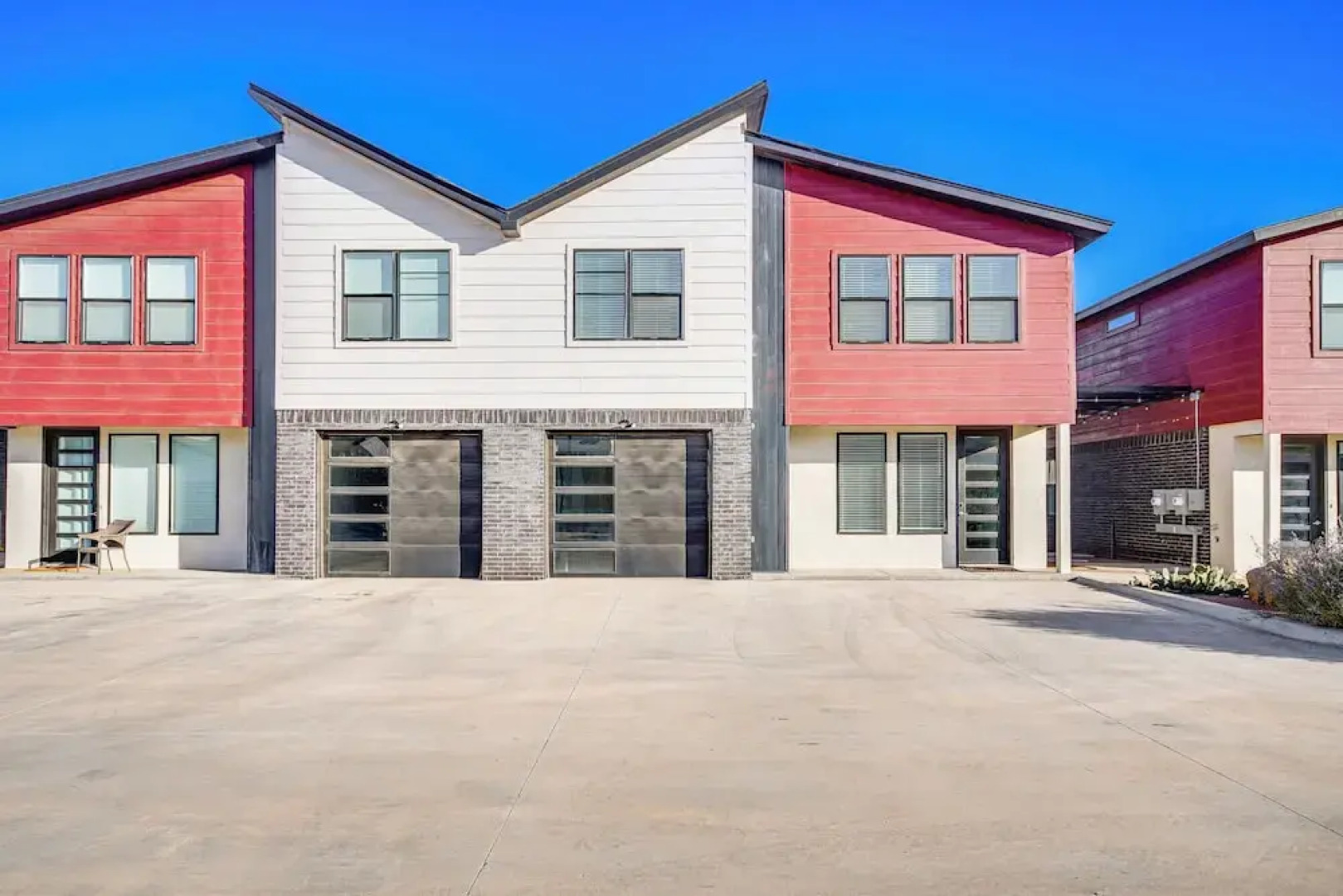 Pets Welcome: Newly Built Abode In Canyon!