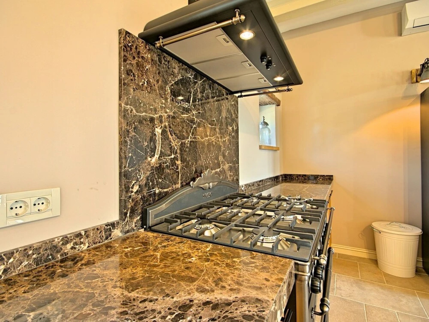 Plushy Villa in Ladici With Pool and Whirlpool