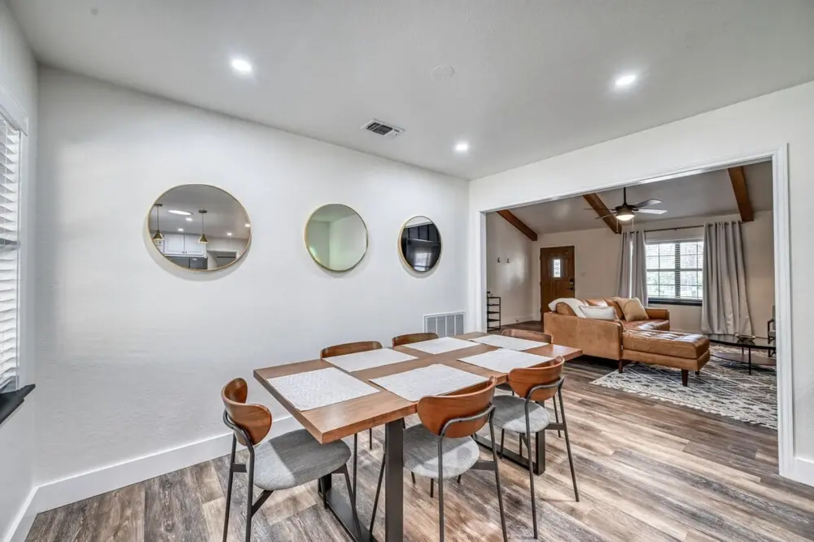 Modern Luxurious Home Near Main W/hot Tub-firepit!