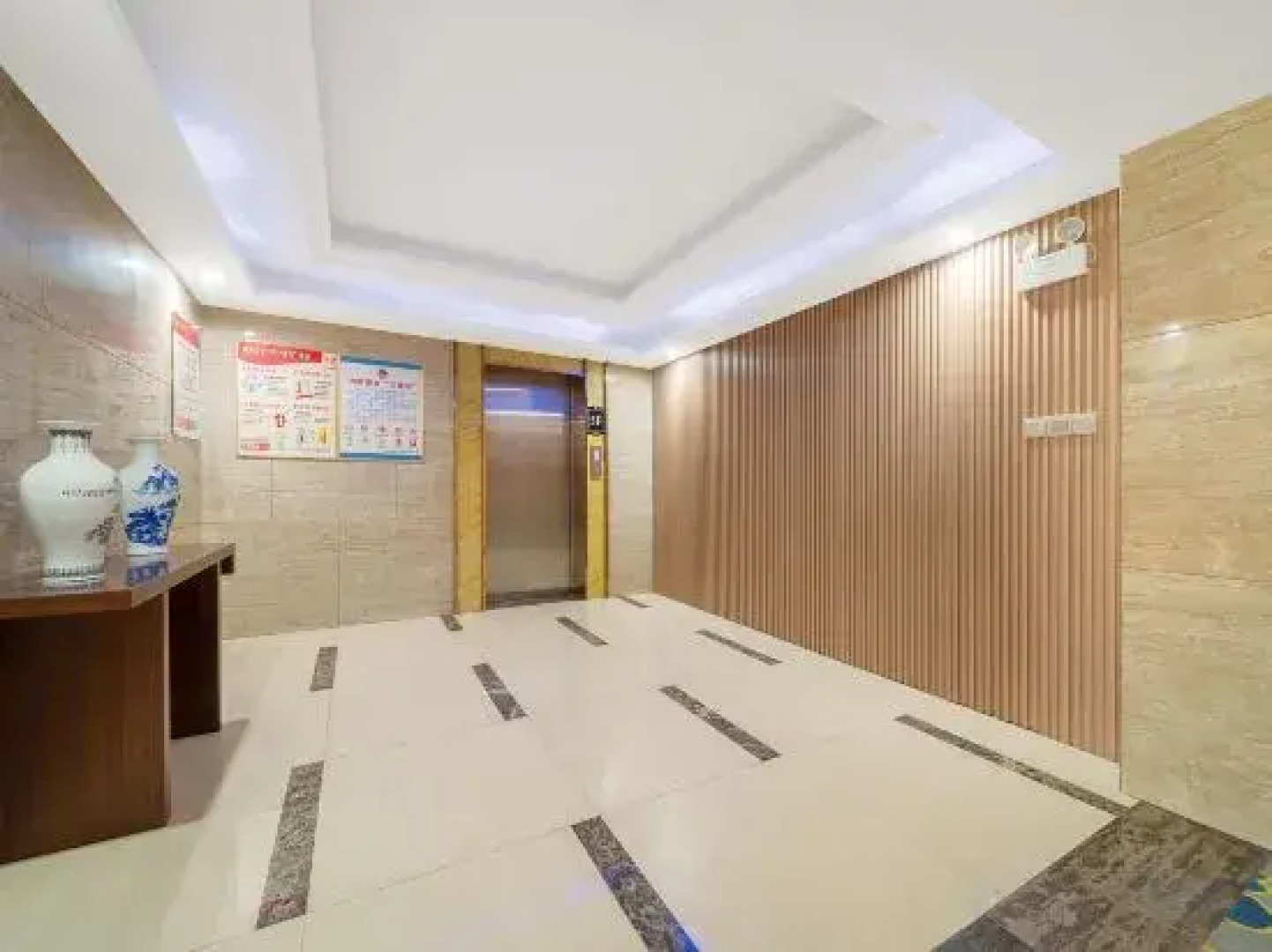Shengjing Yijia Hotel (Gucheng Fanyang Road Underground Mall)