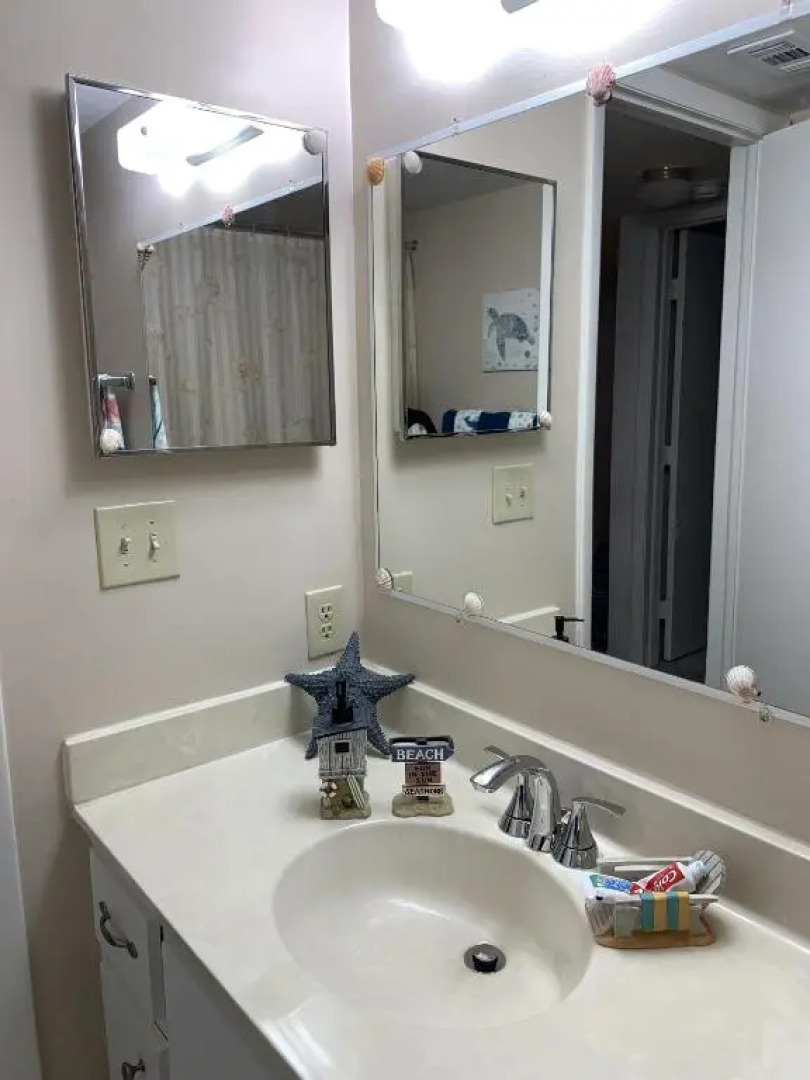 1st floor, Davis Lake View Condo, Minutes to Sanibel