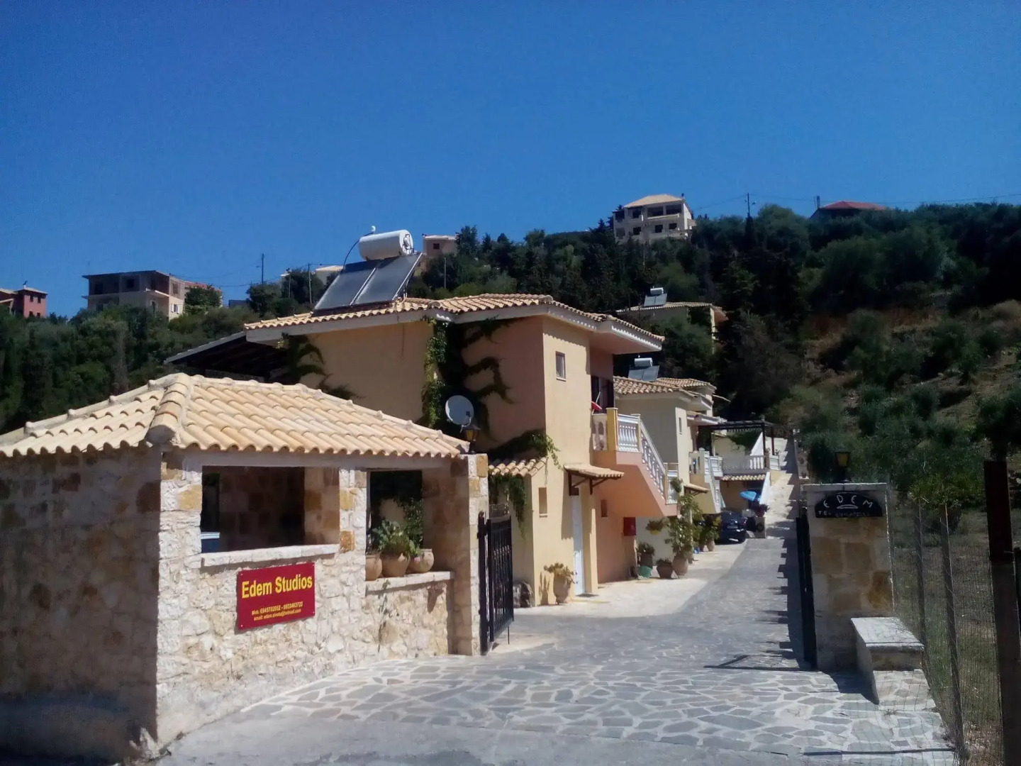 Edem Studios & Apartments