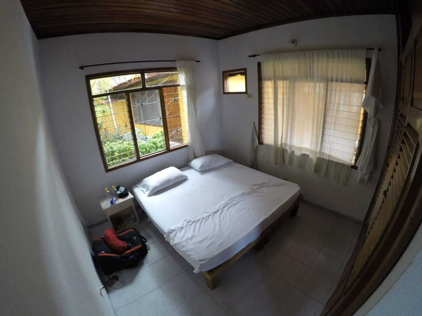 Leticias Guest House - Hostel