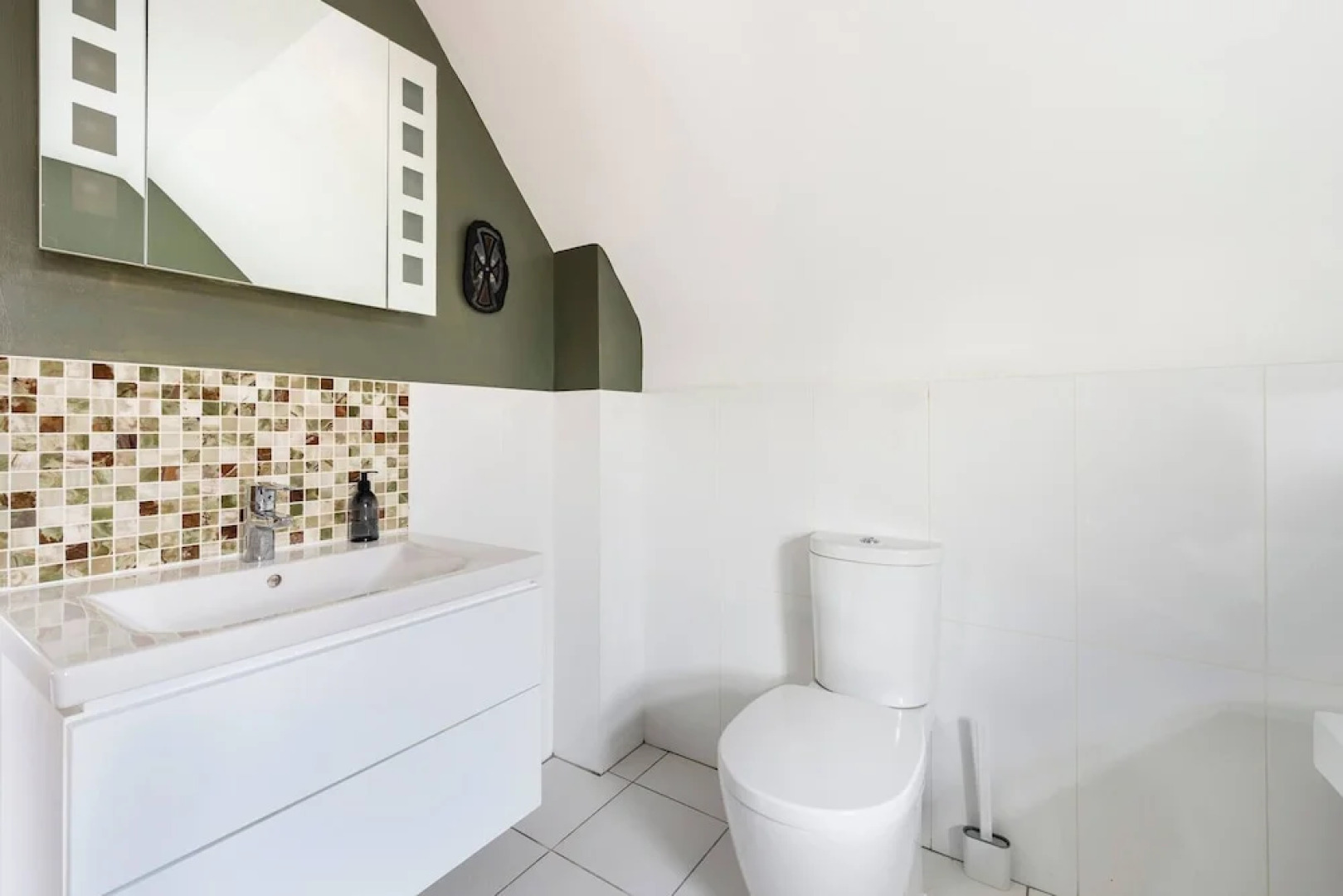 Room in Guest Room - Calm For 3, Handy for Airport, Train Free Parking