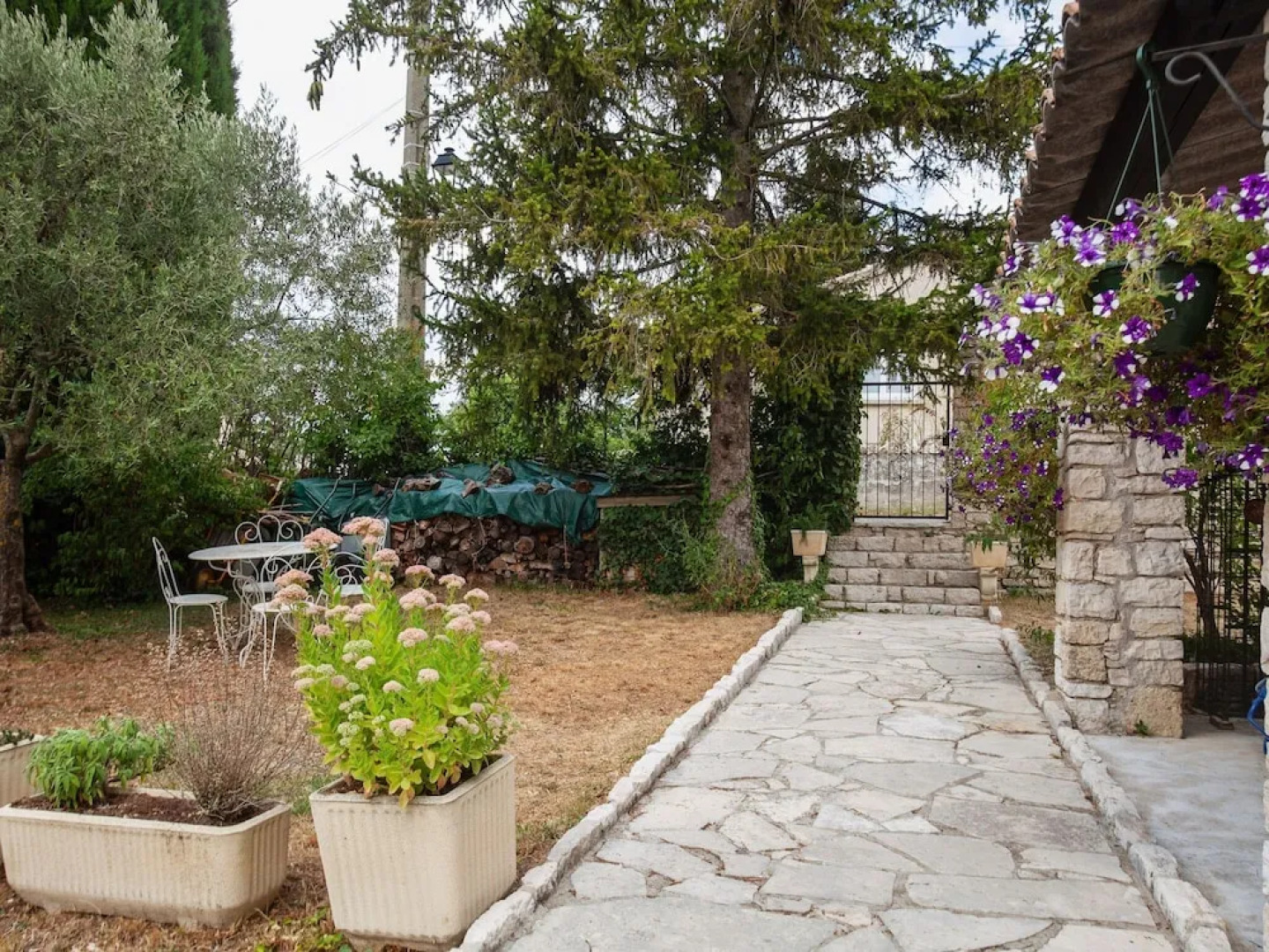 Cosy Apartment in Vachères With Private Garden