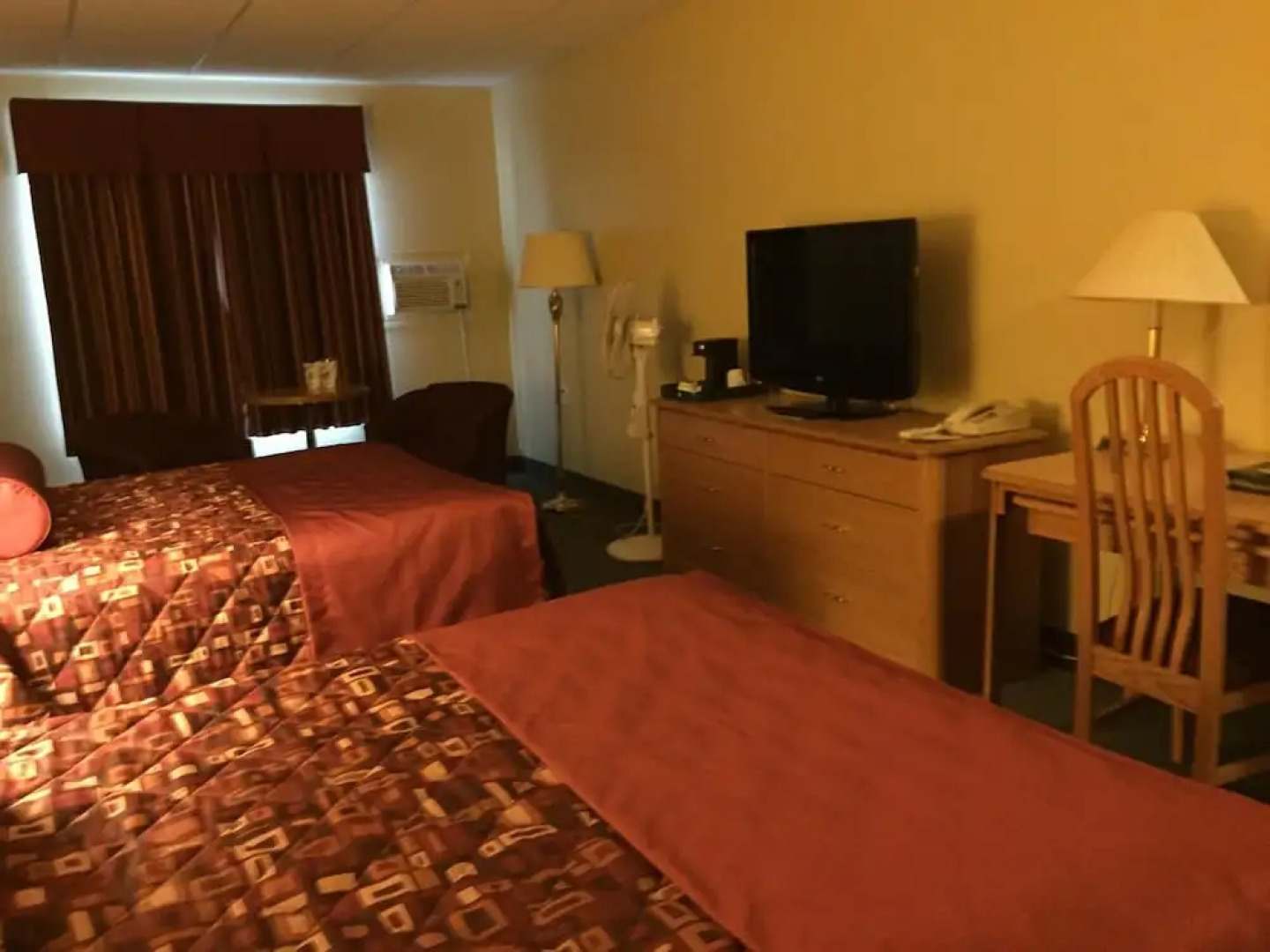 Shallow Bay Motel & Cabins