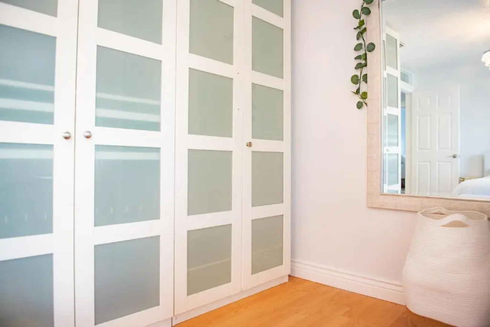 Lux 3 bedroom townhouse 1 block from the beach