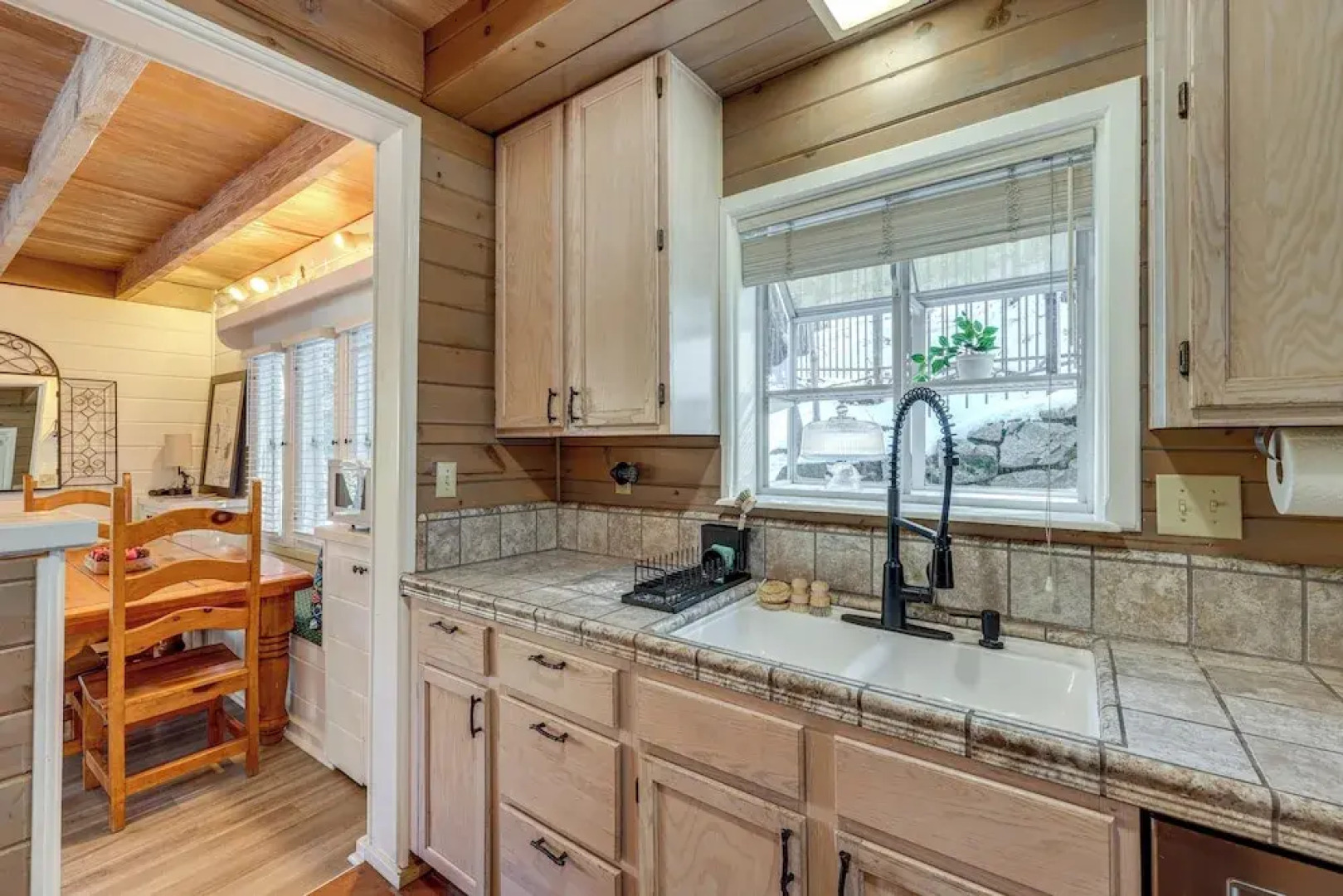 Walkable 'green Gables Cottage' in Lake Arrowhead