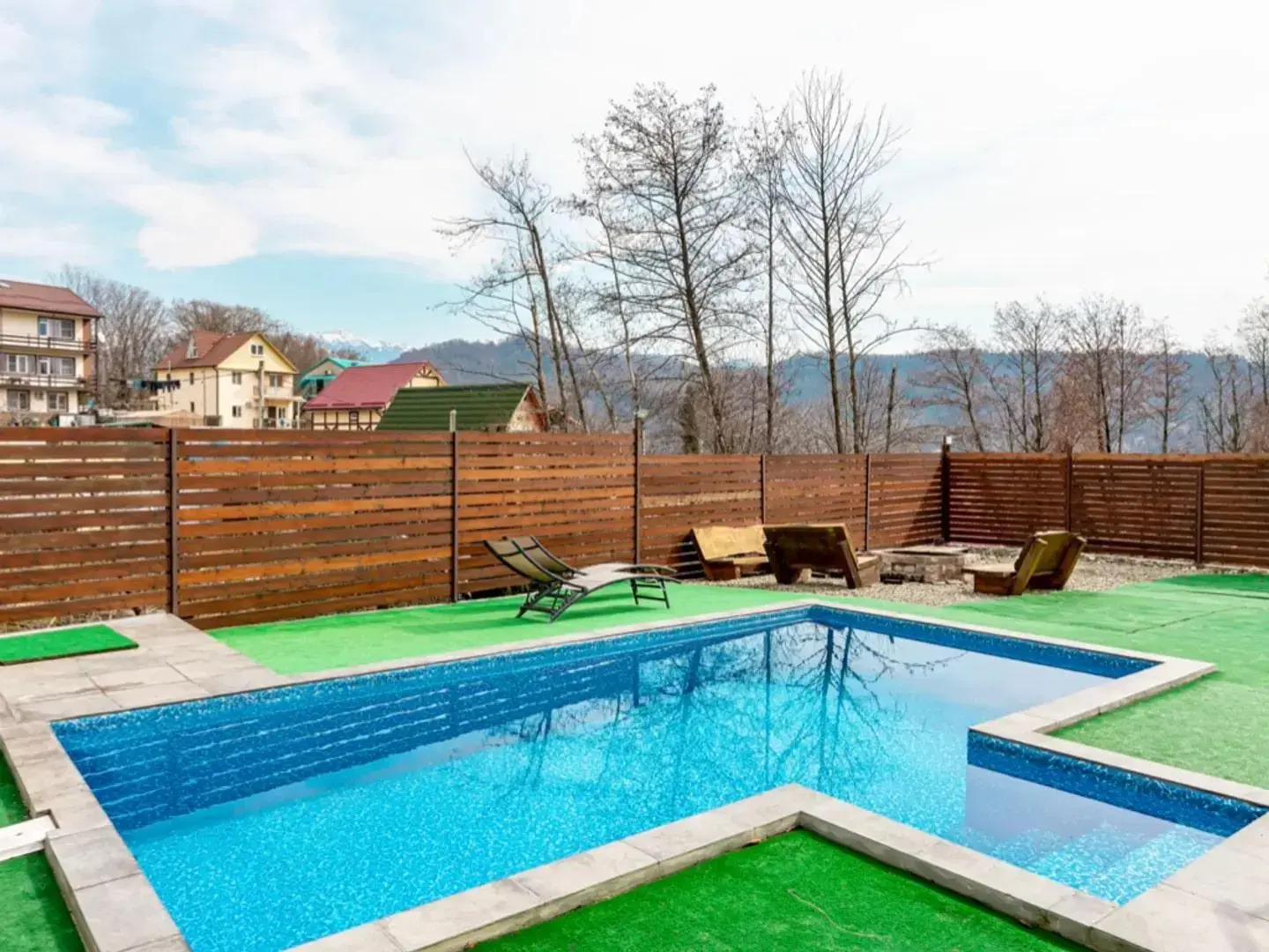 Стильный дом с теплым бассейном и сауной