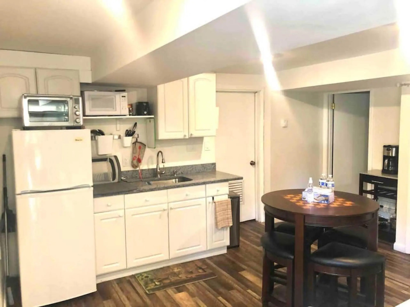 Tucked away garden level studio near Cambridge