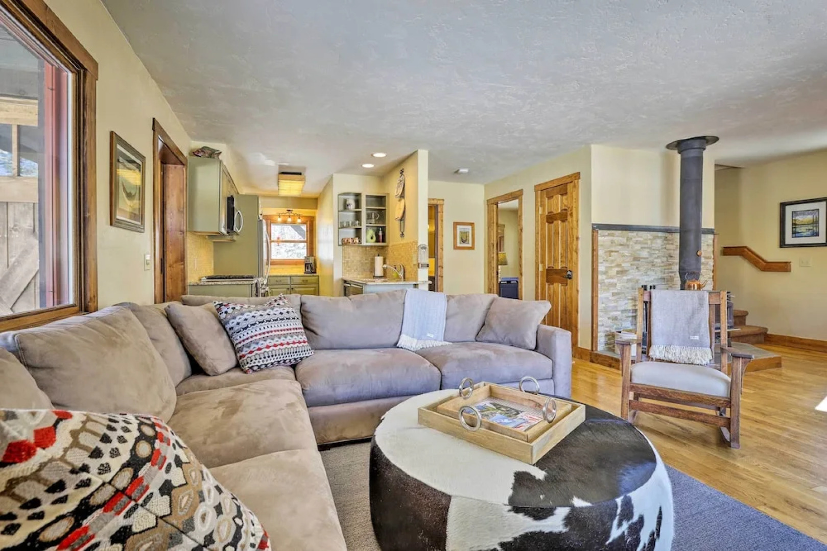 Spacious Grand Lake Cabin w/ Hot Tub & Deck