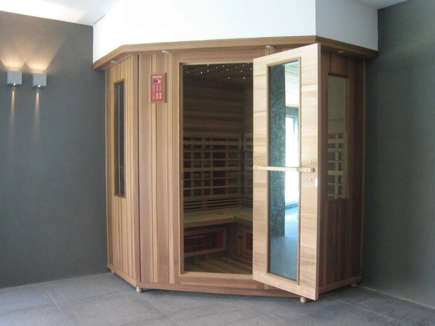 beautifull renovated farmhouse with traditional elements and a big garden