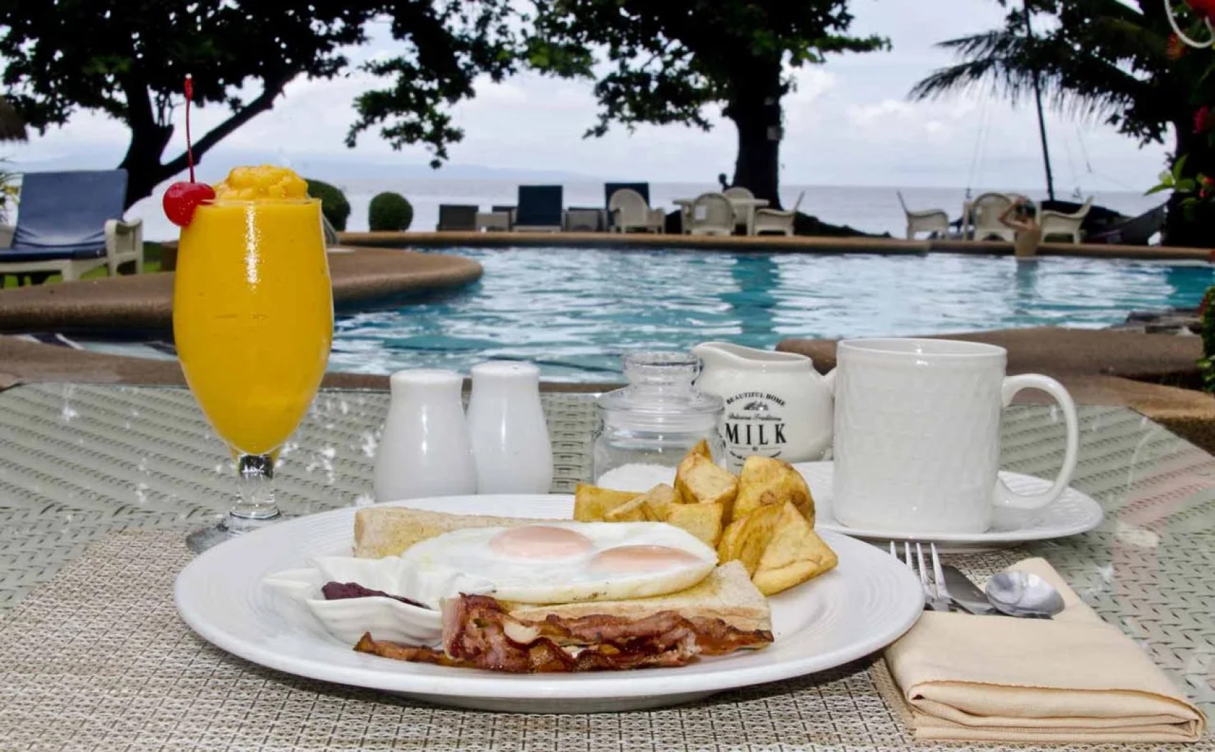 Mike's Dauin Beach Resort