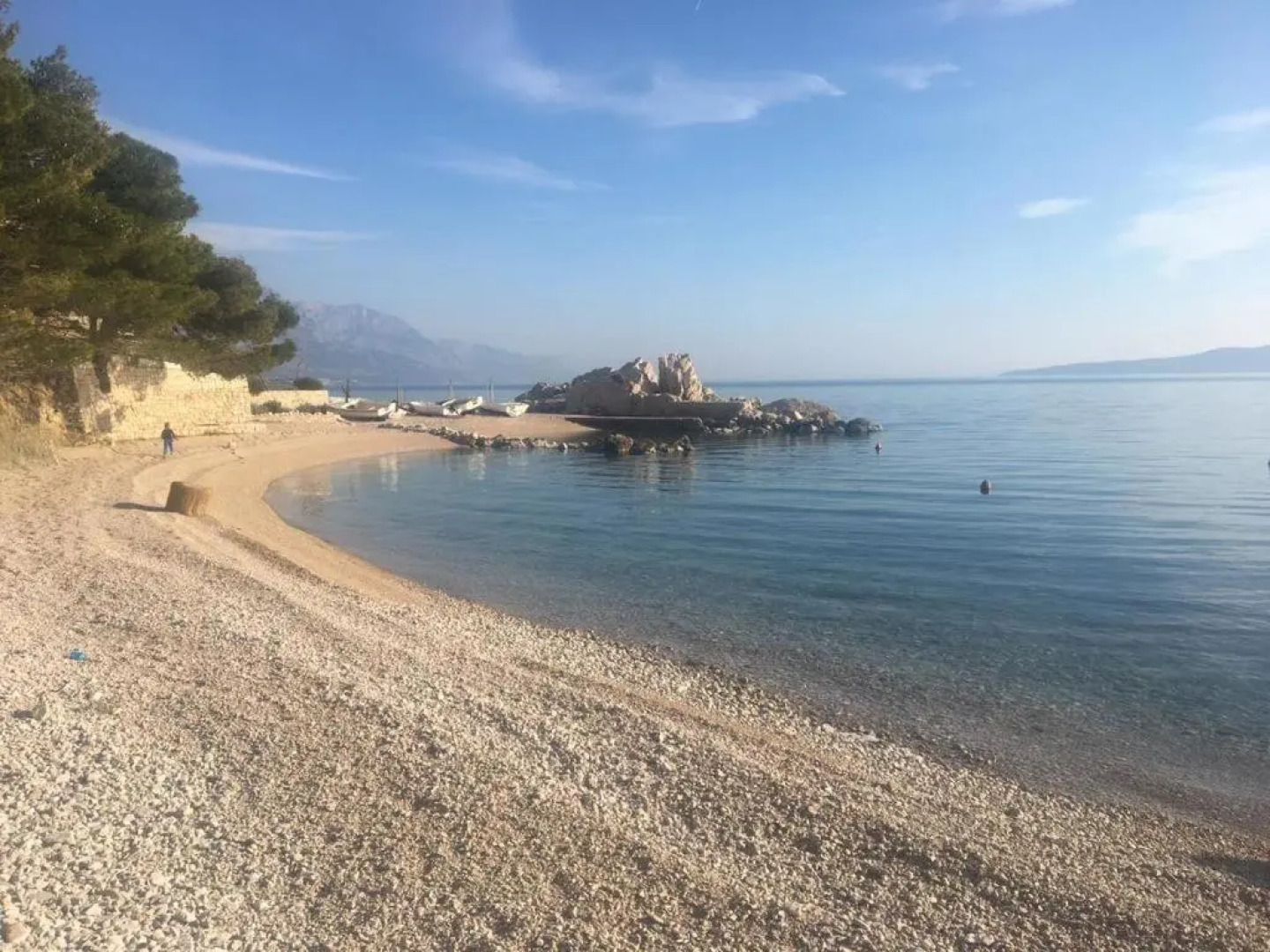 Entire home with a swimming pool for 12 in Marusici